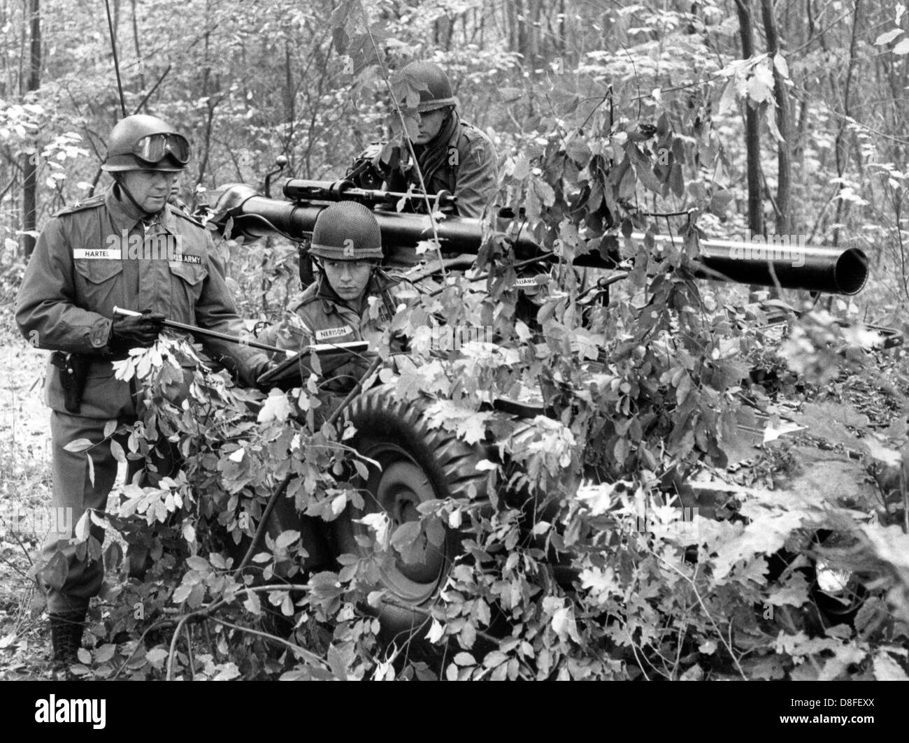 USA allgemeine Frederick O. Hartel (l) zwei Besuche sind Soldaten, die einen getarnten Stück Artillerie, während ein Feld Übung im Grunewald in Berlin am 25. Oktober 1962 zu schützen. Die Übung war Bestandteil einer viertägigen Manöver der US-Truppen. Stockfoto