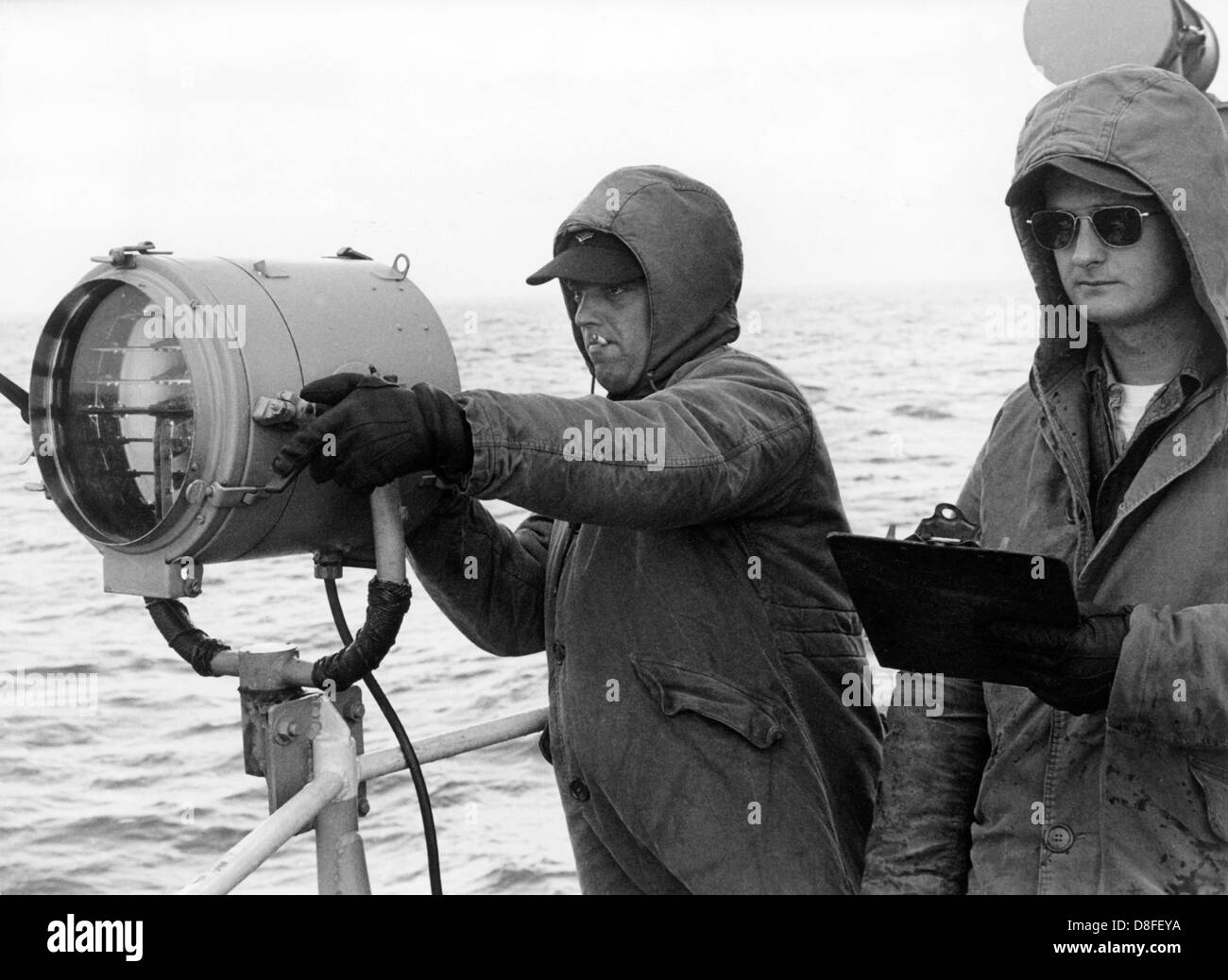 Zwei Einweisern in der Linie der Pflicht auf dem US-Zerstörer McCloy DE-1038 während der NATO Übung "Matchmaker III" in der Nordsee im März 1967. Eine gemeinsame maritime Task Force wurde von der NATO von 1965 bis 1967 unter dem Namen "Matchmaker" getestet. Truppen aus den Niederlanden, den USA, Großbritannien und Deutschland nahmen Teil. Der "Standing Naval Force Atlantic" (SNFL) entstand aus "Matchmaker", das war ein Vorläufer der "Standing NATO Maritime Gruppe 1" (SNMG 1). Stockfoto