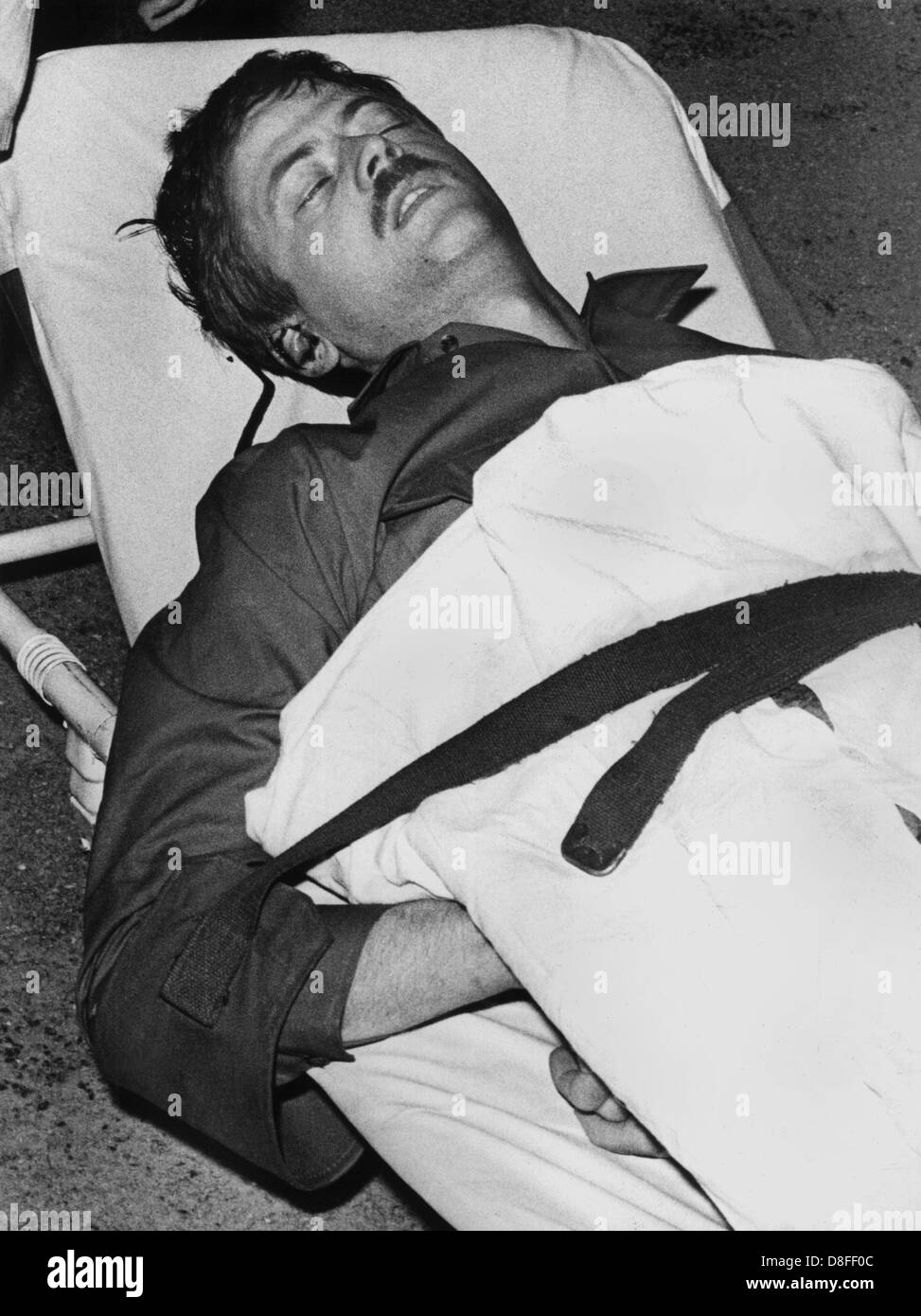 Benno Ohnesorg wird ins Krankenhaus gebracht, wo er später an seinen Verletzungen starb. Er wurde bei der Anti-Schah-Demonstration von einem Polizisten erschossen. Foto vom 2. Juni 1967. Stockfoto