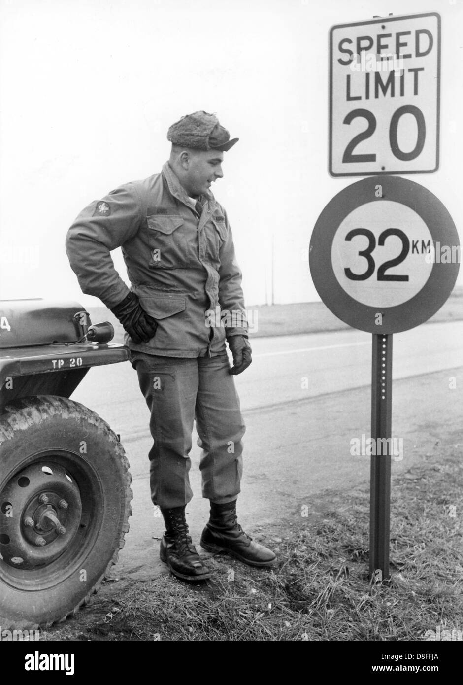 Ein amerikanischer Soldat ist in Bezug auf eine deutsche Verkehrszeichen auf dem Gelände Fort Riley in Kansas, USA, am 21. Januar 1969. Die deutsche Verkehrszeichen wurde aufgestellt, um die US-Soldaten zu ihnen, zu gewöhnen, da sie auf deutschen Straßen im Zuge des Manövers REFORGER ich werden. Stockfoto