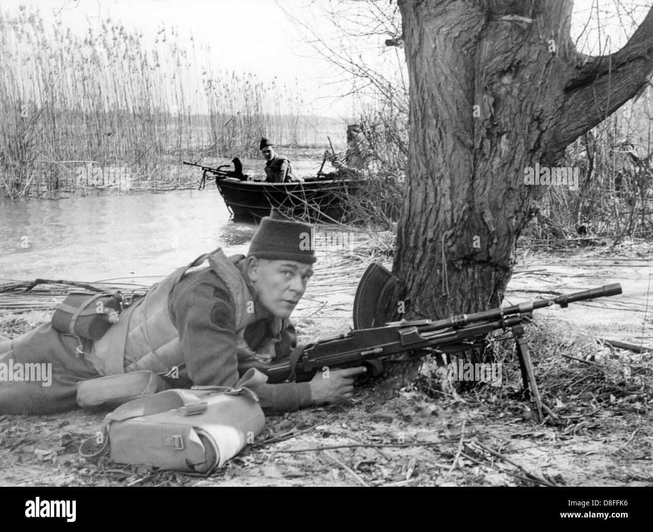 Soldaten der britischen Infanterie in Booten und an der Uferpromenade in Grunewald in Berlin am 22. März 1960. Die britische Armee hatte eine fünftägige militärische Ausbildung bei dem Kampf gegen Terroristen und Partisanen sowie Wasser überqueren und lange Märsche mit voller Ausrüstung in den Mittelpunkt der Aufmerksamkeit wurden. Stockfoto