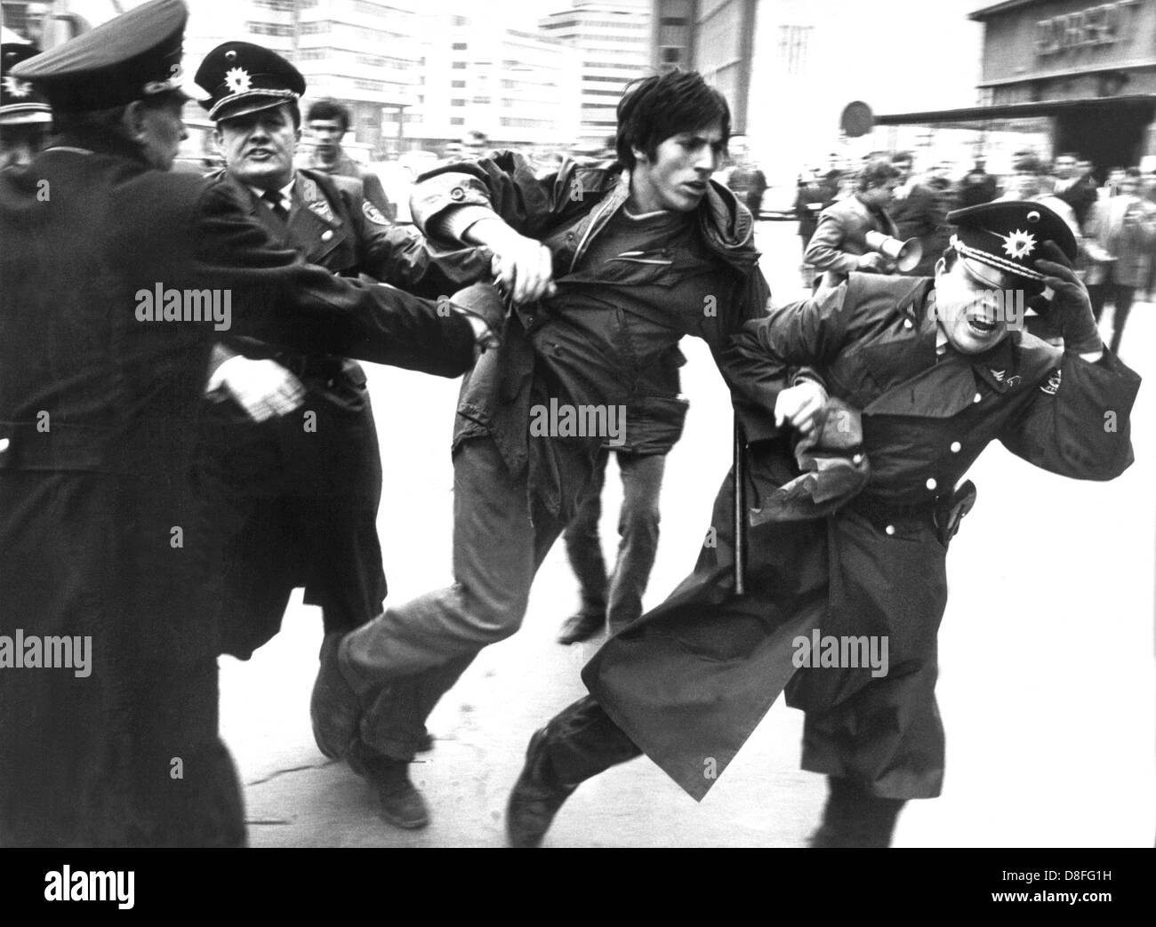 Polizisten führen entfernt ein dierekt während einer Demonstration gegen den Vietnam-Krieg am 29. März 1969 in Stuttgart, der angeklagt wird, von Steinen geworfen haben. Stockfoto