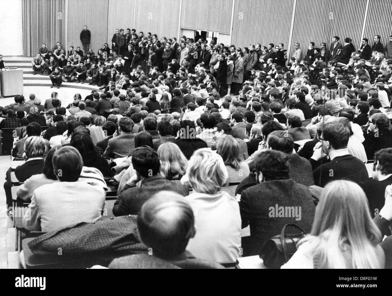 Blick in die überfüllten Auditorium Maximum der Universität Freiburg am 21. Januar 1969. Stockfoto