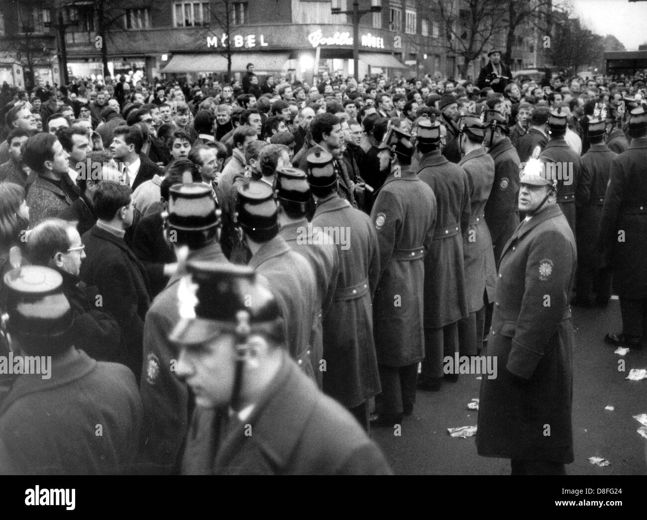 Blick auf eine Warteschlange von Polizisten, die Demonstranten gegen KostenzählerProtestierendern bei einer Demonstration gegen den Vietnam-Krieg am 18. Februar 1968 zu schützen. Stockfoto