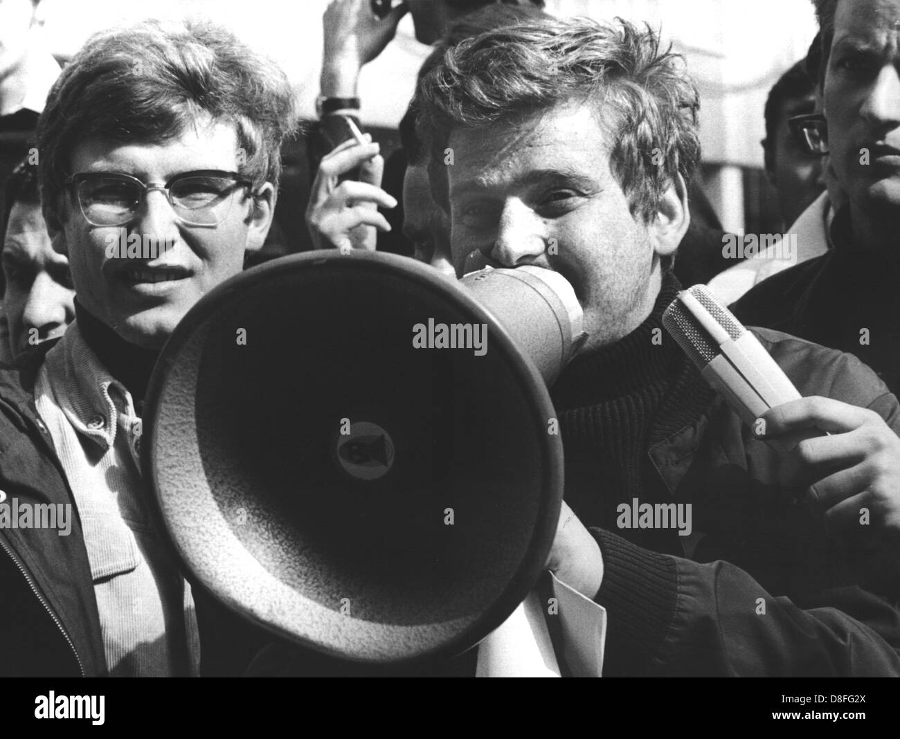 Studentenführer Daniel Cohn-Bendit (r) sprechen Karl Dietrich Wolff (l) und an die Studenten der Universität Frankfurt am Main am 24. Mai 1968 während des Streiks gegen den Staat Notfall Verfassung. Stockfoto