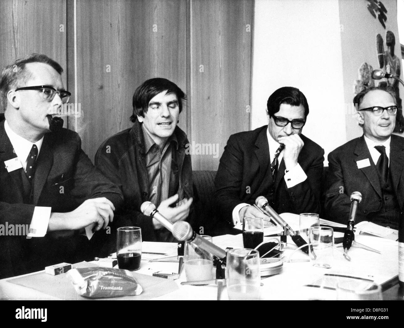 (L-R) Gesprächsleiter Pfarrer Klaus Reblin von der Evangelischen Akademie, Studentenführer Und SDS-Kulturverantwortlicher Rudi Dutschke, Professor Werner Maihofer aus Saarbrücken Und Professor Ossip K. Flechtheim aus Berlin Diskutieren bin 11.02.1968 in der Evangelischen Akademie Bad Boll Über Das Thema "Revolution in Deutschland". Foto: Fritz Reiss +++(c) Dpa - Bericht +++ Stockfoto