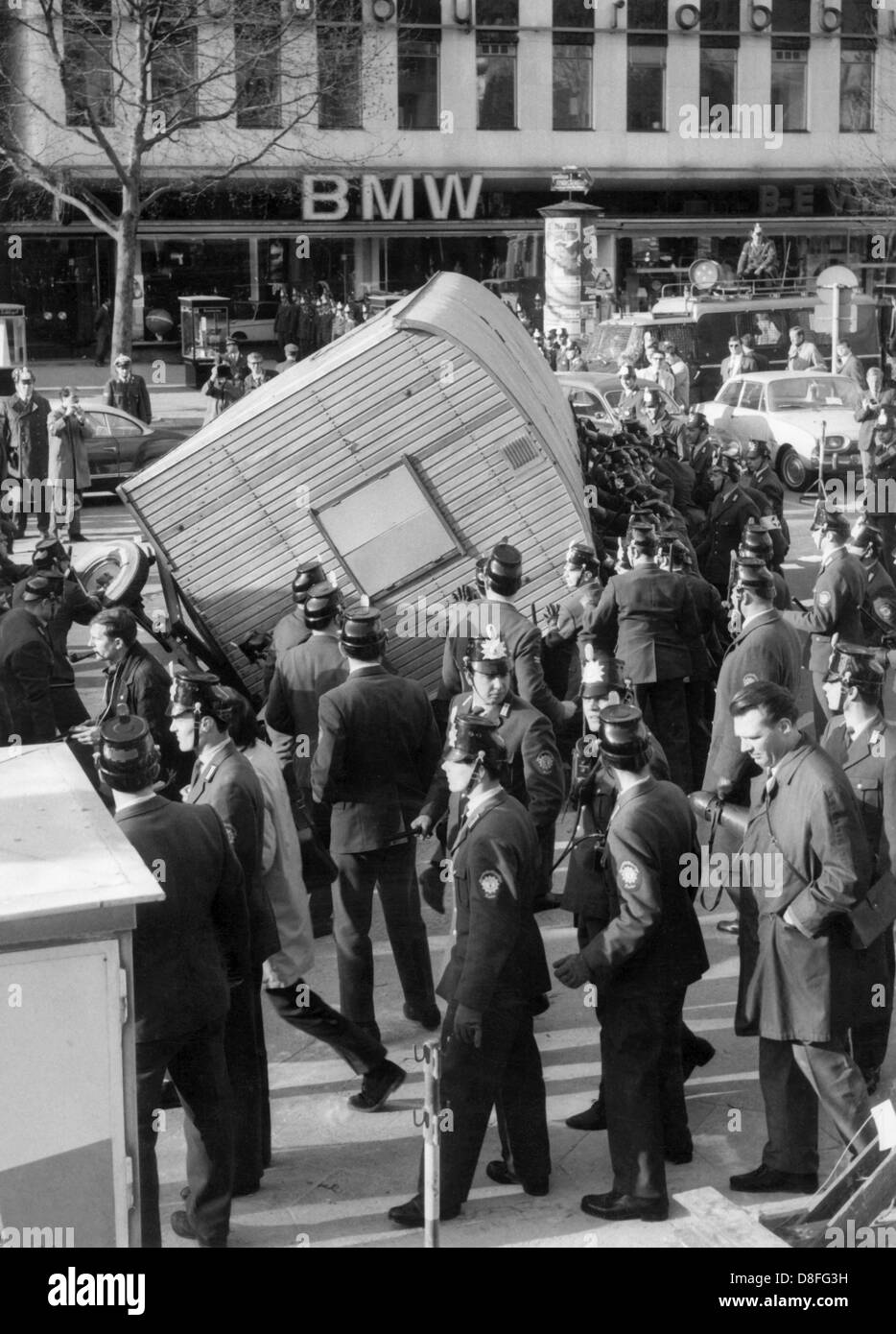 Die Polizei versucht, ein umgestürzter Bauwagen während Demonstration am 14. April 1968 anlässlich dem Attentat auf Rudi Dutschke in Aufmachungen. Stockfoto