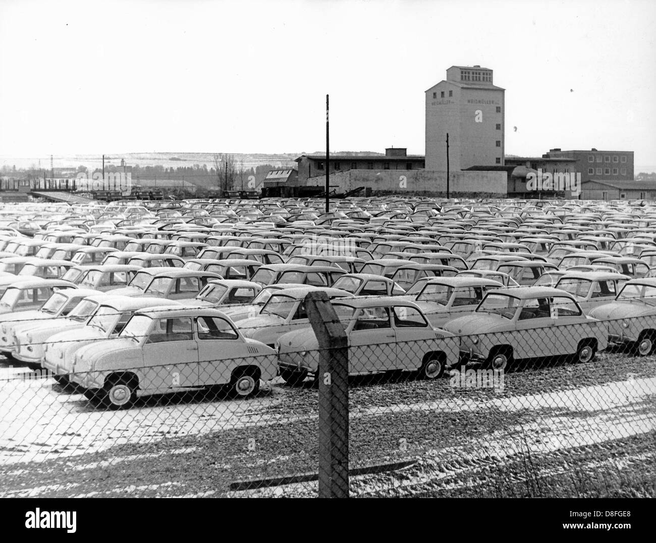 Zahlreiche Goggomobiles werden vor der Auslieferung auf einem Parkplatz an der Automobilfabrik Glas im Januar 1967. Stockfoto