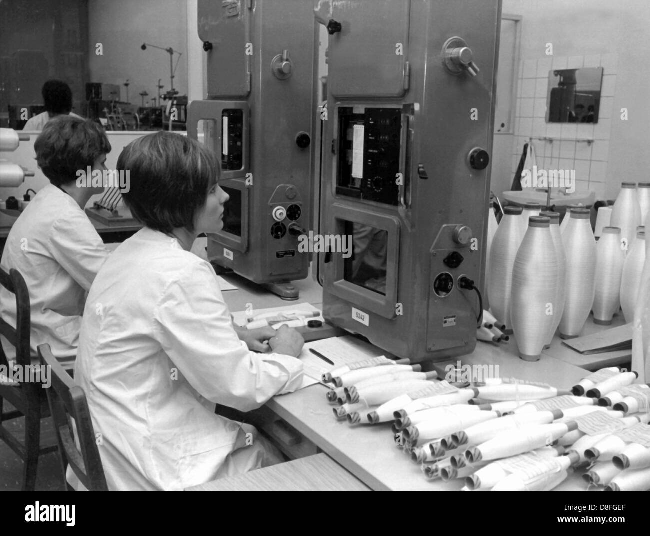 Bestandteil der Qualitätskontrolle ist die automatische Test für alle Threads, die in Dormagen (1966) hergestellt werden. Stockfoto