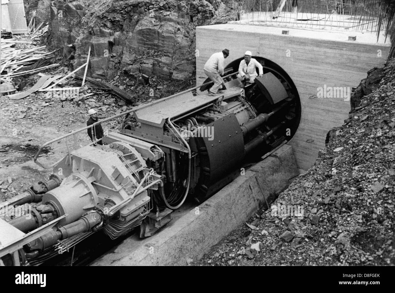 Arbeitnehmer zu installieren die Vortriebsmaschine in einem betonierten Tunnel am 17. Mai 1968. Stockfoto