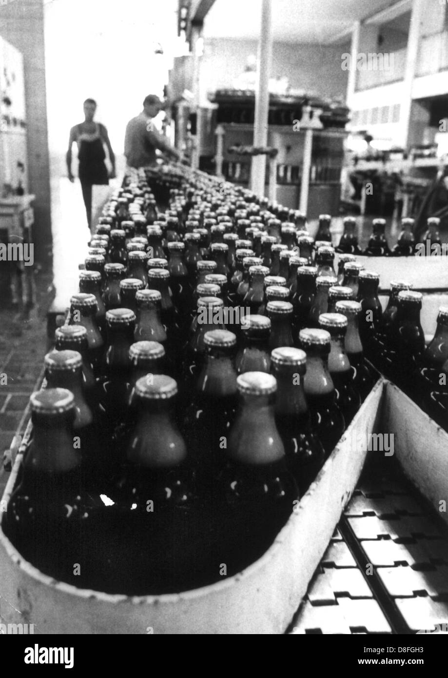 Die Produktion läuft auf Hochtouren in der Brauerei Berlin 1969. Stockfoto
