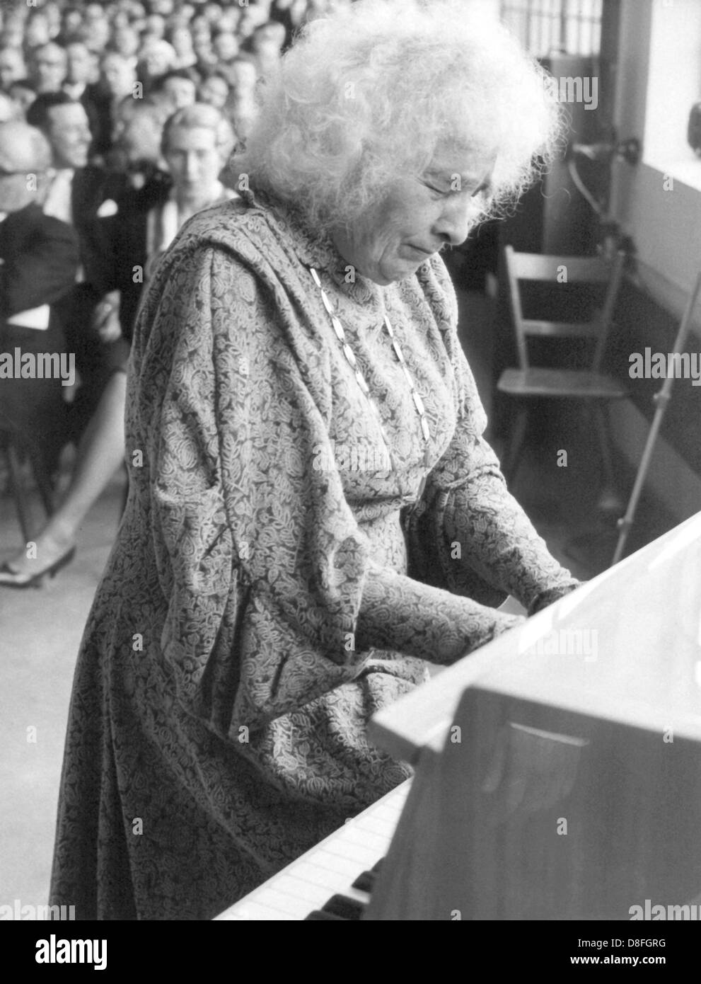 Pianistin Elly Ney während eines Konzerts im Jahr 1961. Sie wurde weltweit bekannt als Interpret von Beethoven und trat in den großen Konzertsälen in Europa und den USA. Sie wurde am 27. September 1882 in Düsseldorf geboren und starb am 31. März 1968 in Tutzing. Stockfoto