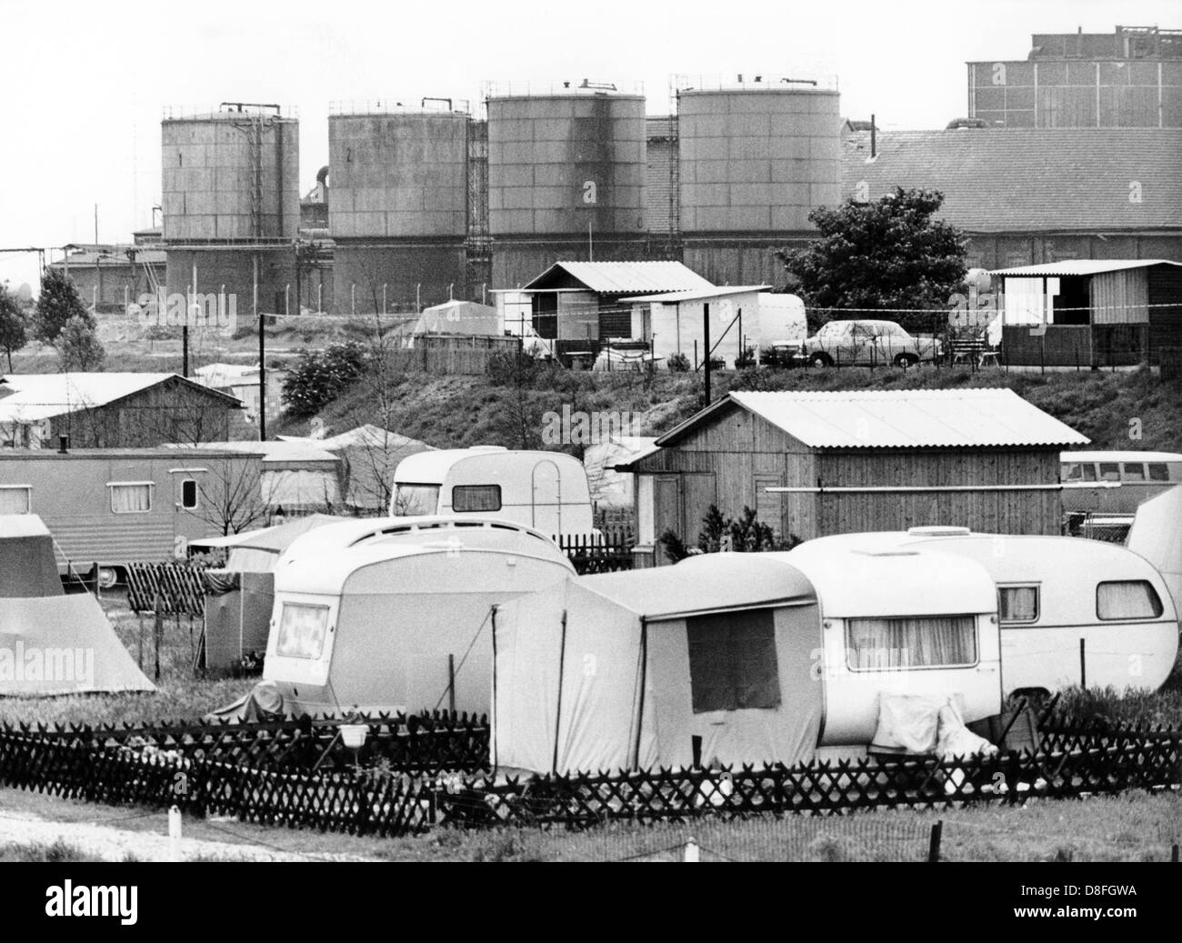 Wohnwagen vor Campingplatz zwischen Neuss und Köln, fotografiert am 11. Juni 1968. Im Hintergrund ein Industriebetrieb. Foto: Horst Ossinger Stockfoto