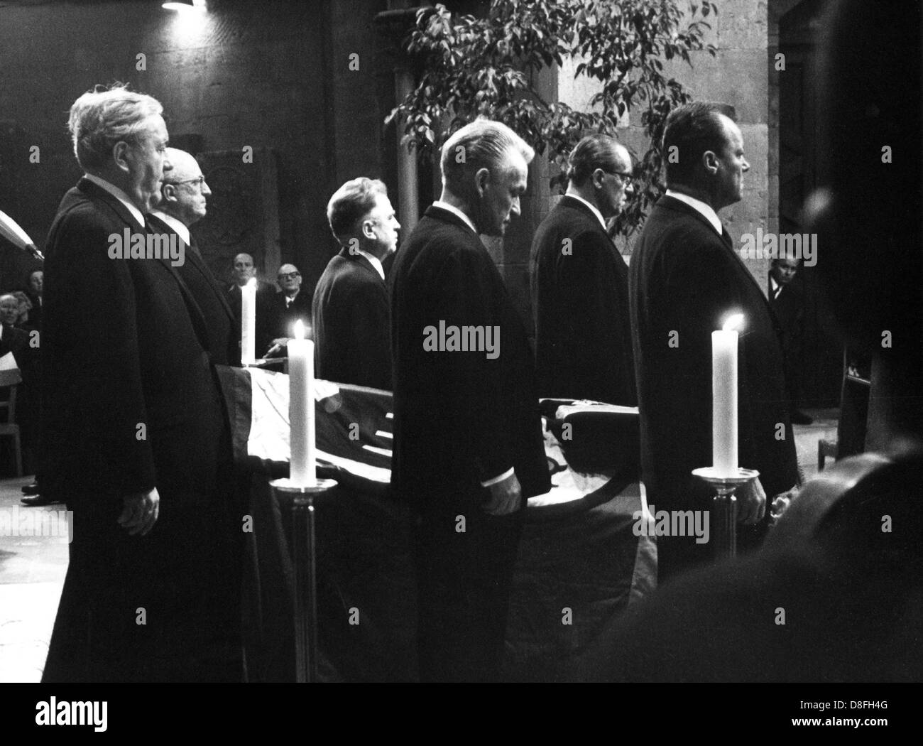 Prominenter SPD-Politiker morgens Fritz Erlers Ehre in seinem Sarg während der kirchlichen Zeremonie am 28. Februar 1967. Das Bild zeigt (vordere Reihe, l-R) Carlo Schmid, Alex Möller und Willy Brandt (zurück zu rudern, l-R) Heinz Kühn, Alfred Nau und Herbert Wehner. Stockfoto