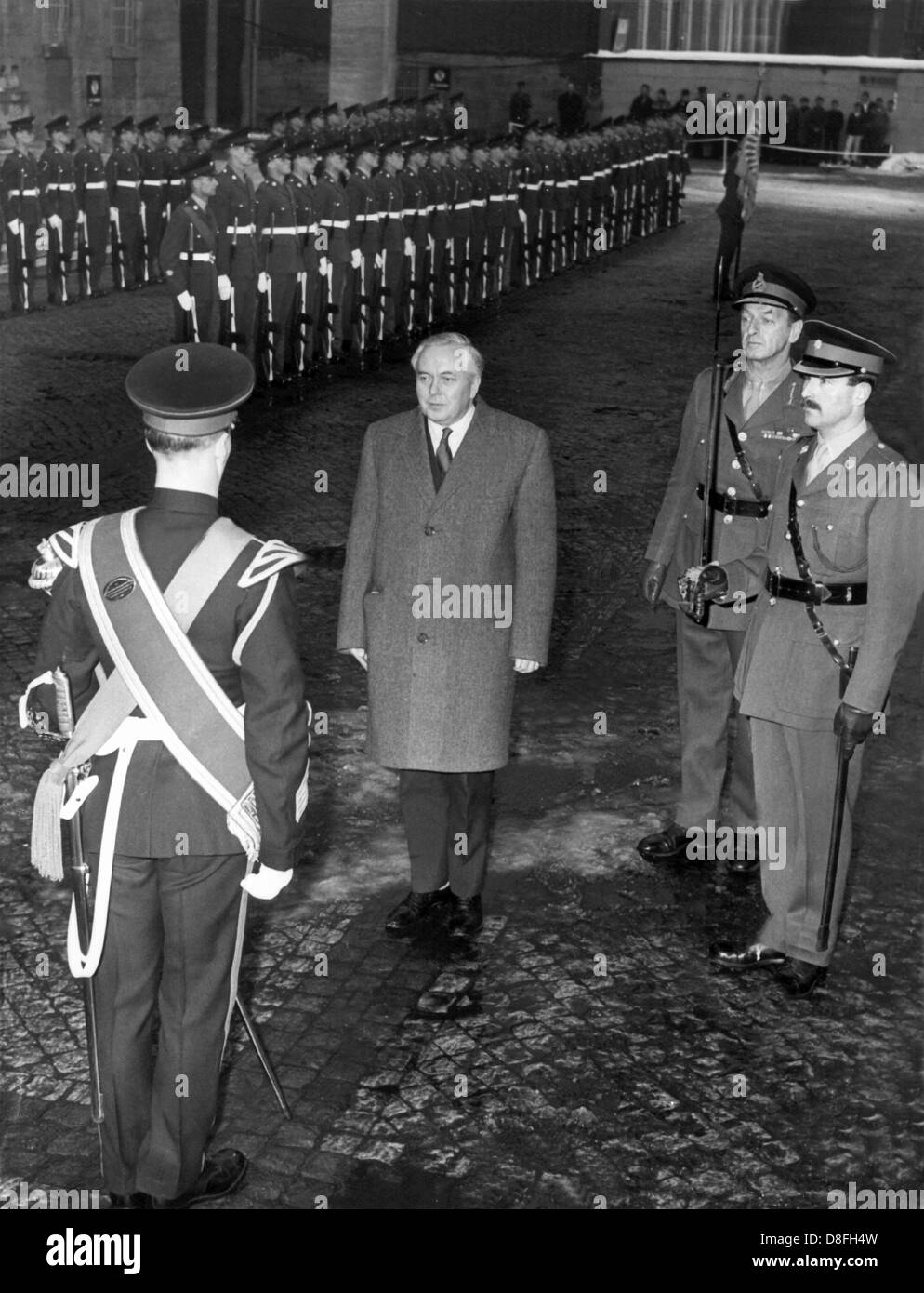 Britischer Premierminister Harold Wilson ist durch eine ehrenamtliche Ausbildung vor dem britischen Hauptquartier in Berlin am 6. März 1965 erhielt. Stockfoto