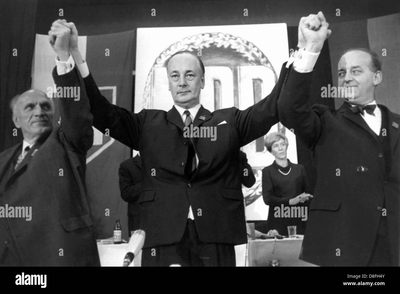 1.500 Delegierten nahmen an der dreitägigen Parteitag der rechtsextremen Partei NPD, die am 12. November 1967 endete. Das Bild zeigt (l-R) Vizepräsident Wilhelm Gutmann, der neue Vorsitzende der Partei Adolf von Thadden und Vizepräsident Dr. Siegfried Pöhlmann Stockfoto