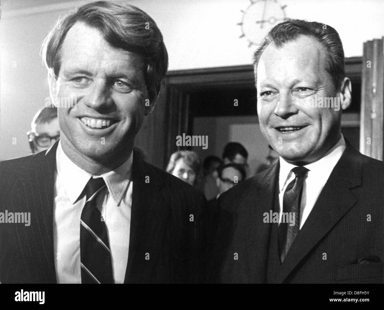 Bundesminister für auswärtige Willy Brandt (r) trifft amerikanischen Senator Robert Francis Kennedy am 2. Februar 1967 in Bonn. Stockfoto