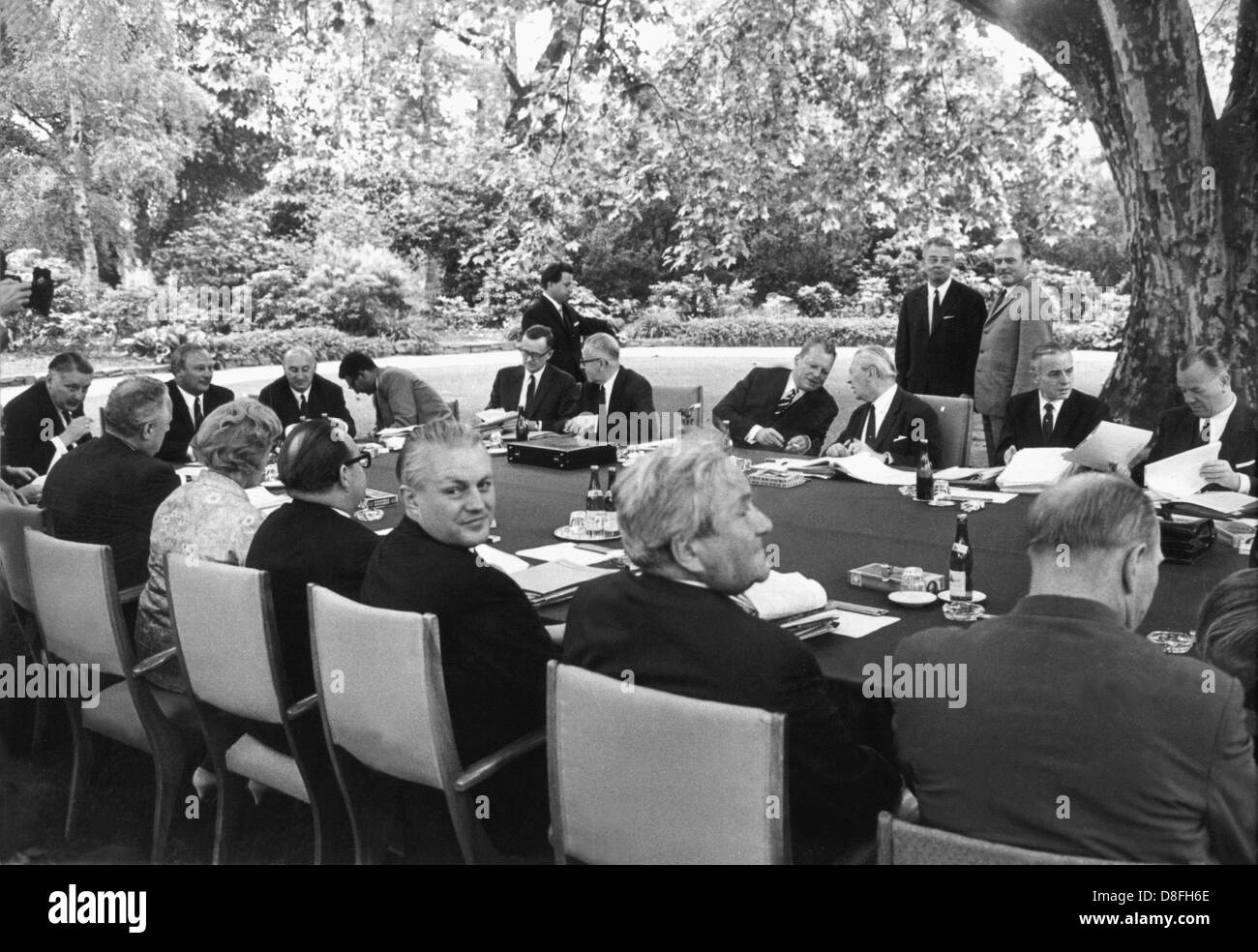 Das Bundeskabinett hat am Nachmittag Tagung im Garten des Palais Schaumburg am 5. Juli 1967 durch das sommerliche Wetter. Stockfoto