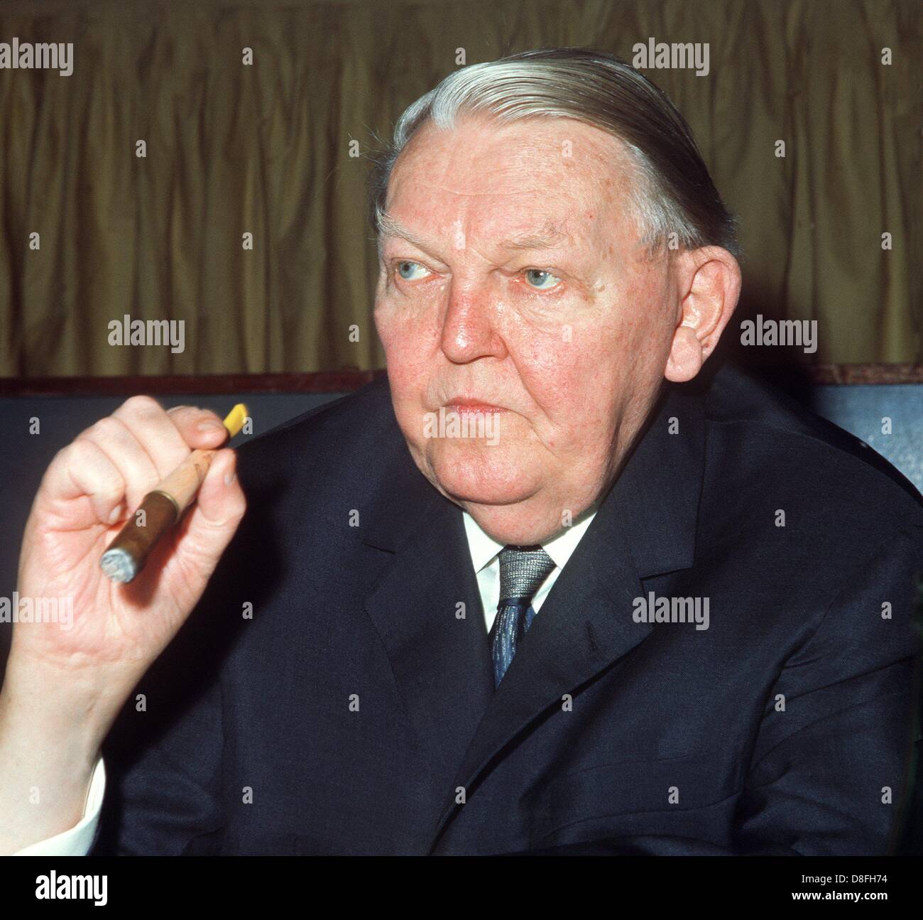 Der "Vater der deutschen Wirtschaftswunderjahre" Ludwig Erhard während dem CDU-Parteitag im November 1969 in Mainz. Stockfoto