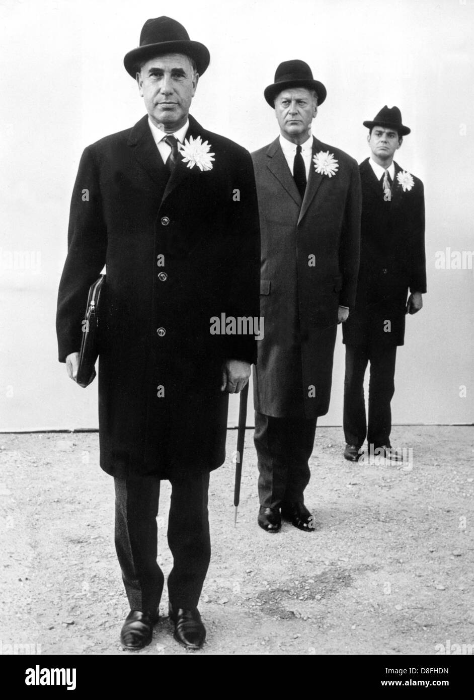 Schauspieler Charles Regnier (l) und seine Kollegen Curd Jürgens (M) und Walter Giller (r) stellen für den Film "DM-Killer" im Oktober 1964. Stockfoto