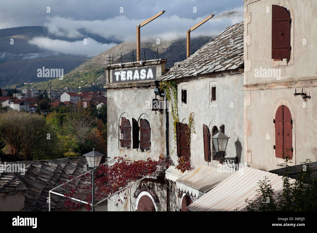 Ältere Gebäude in der Nähe von Old Town in Mostar, Bosnien. Stockfoto