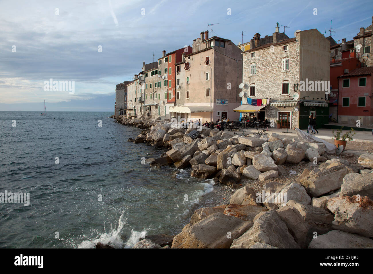 Das Wasser aus dem Zoll Wharf in Rovinj, Kroatien. Stockfoto