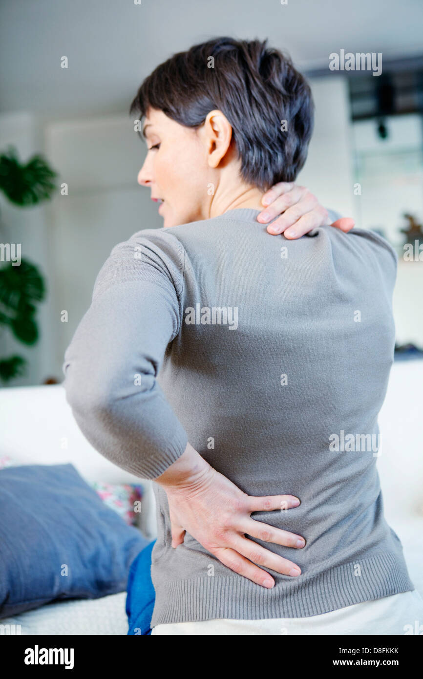 SCHMERZEN IM UNTEREN RÜCKEN BEI EINER FRAU Stockfoto
