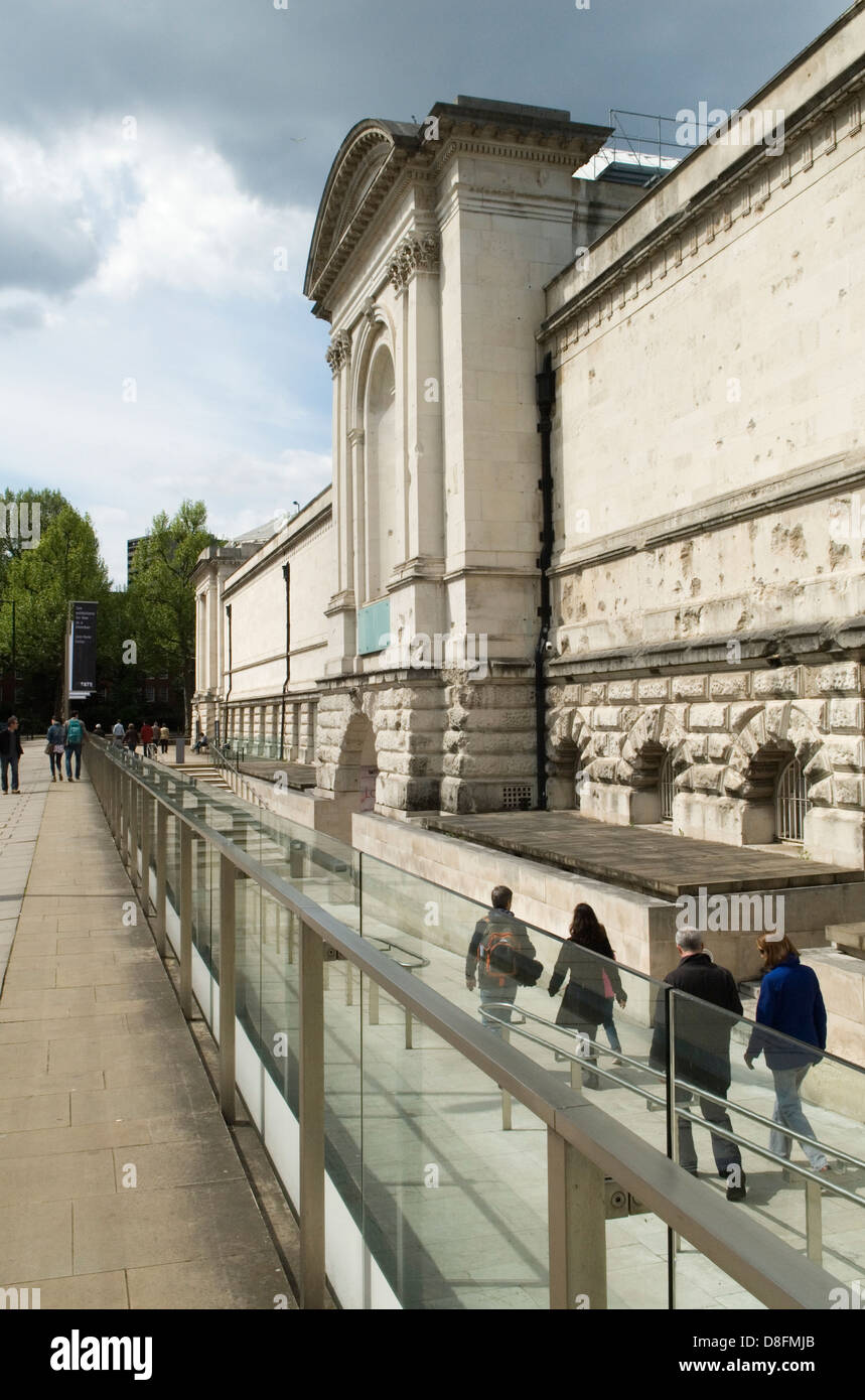 Tate Britain der Haupteingang. An der Seite des Gebäudes 2010s HOMER SYKES Stockfoto