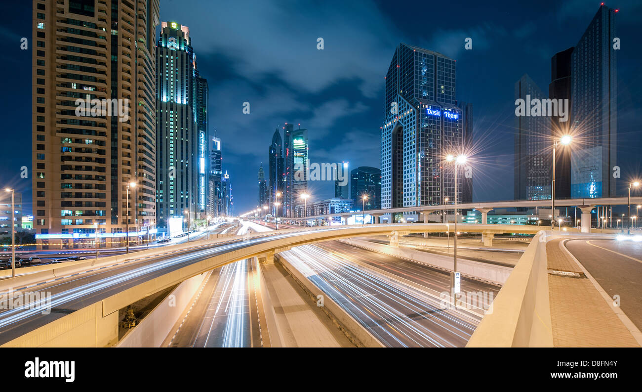 Türme entlang der Sheikh Zayed Road, Dubai, Vereinigte Arabische Emirate Stockfoto