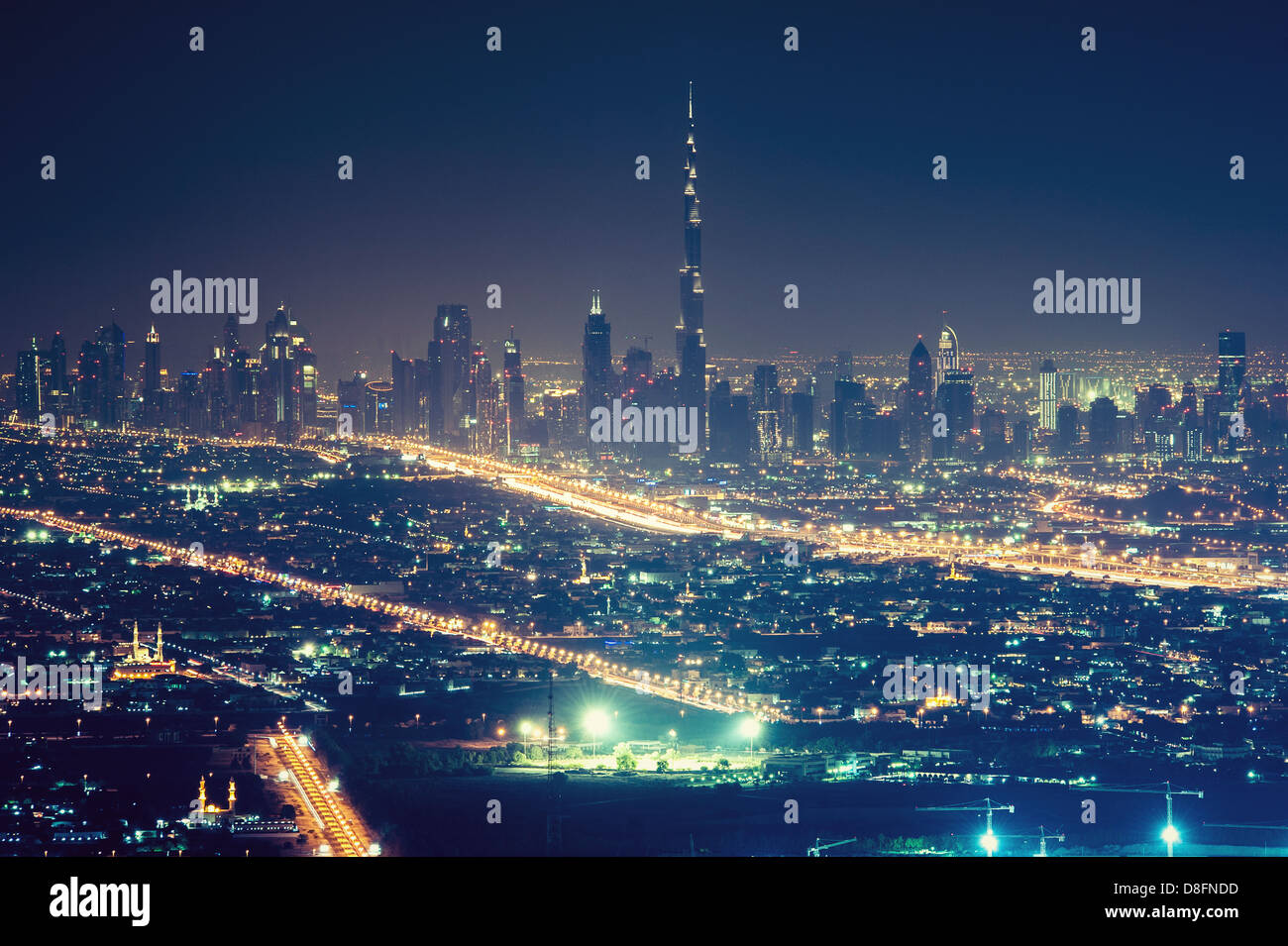 Skyline von Dubai in der Nacht, Vereinigte Arabische Emirate Stockfoto