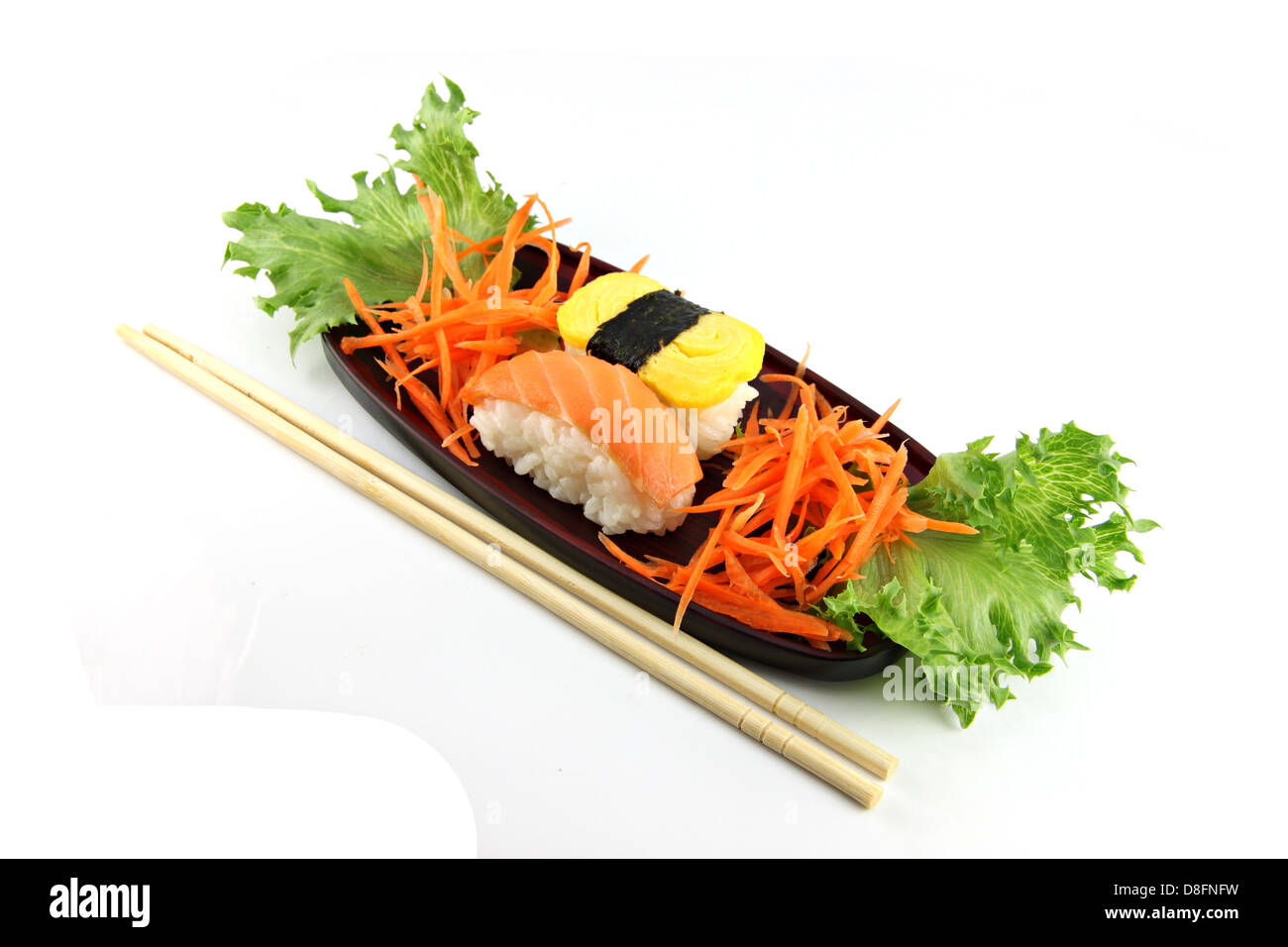 Hergestellt aus Meeresfrüchten auf einem Bambus-Teller Sushi Sushi ist ein Lebensmittel der Japaner. Stockfoto
