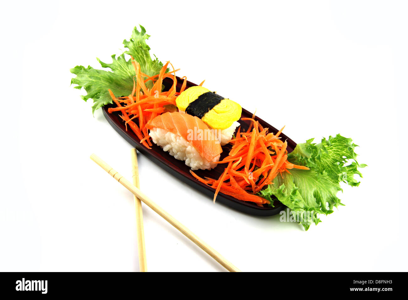 Hergestellt aus Meeresfrüchten auf einem Bambus-Teller Sushi Sushi ist ein Lebensmittel der Japaner. Stockfoto
