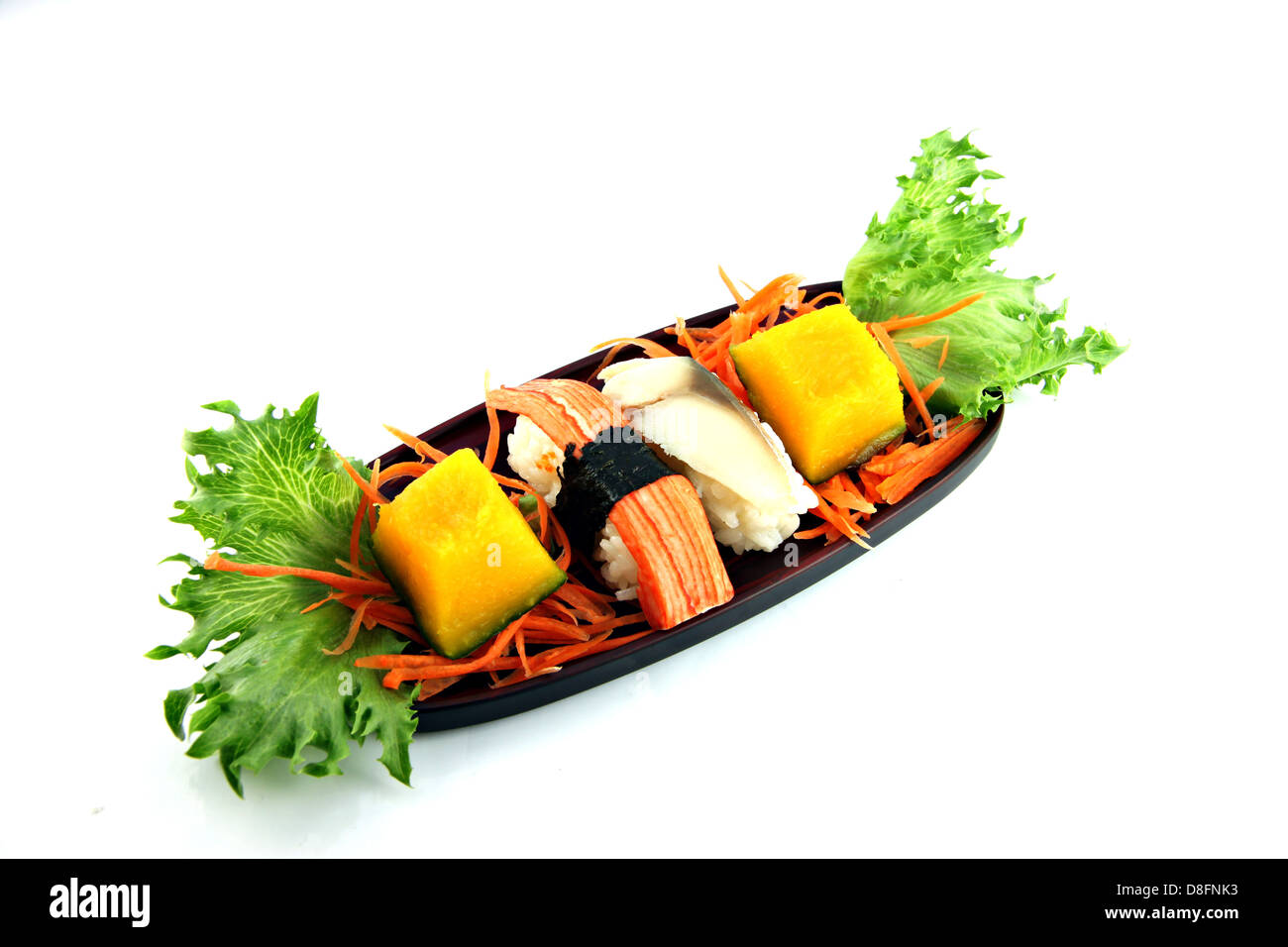 Hergestellt aus Meeresfrüchten auf einem Bambus-Teller Sushi Sushi ist ein Lebensmittel der Japaner. Stockfoto