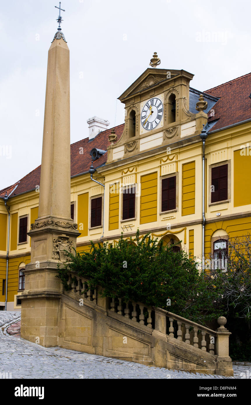 Ein Blick von einem Doppelpunkt und einem Glockenturm am Domplatz in Pecs, Ungarn. Stockfoto