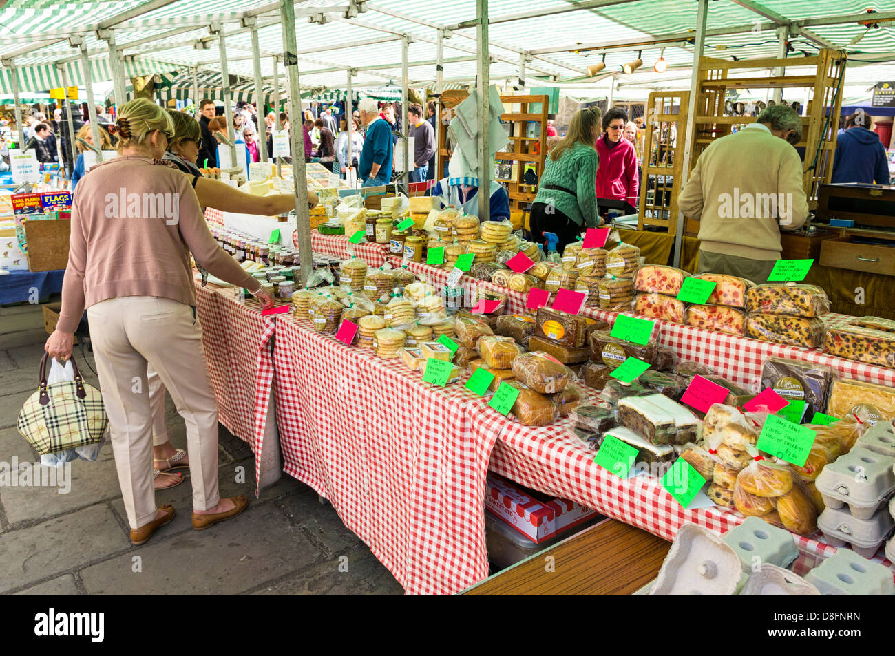 Menschen auf dem stall am Bauernmarkt Wells, Somerset, England, UK Stockfoto