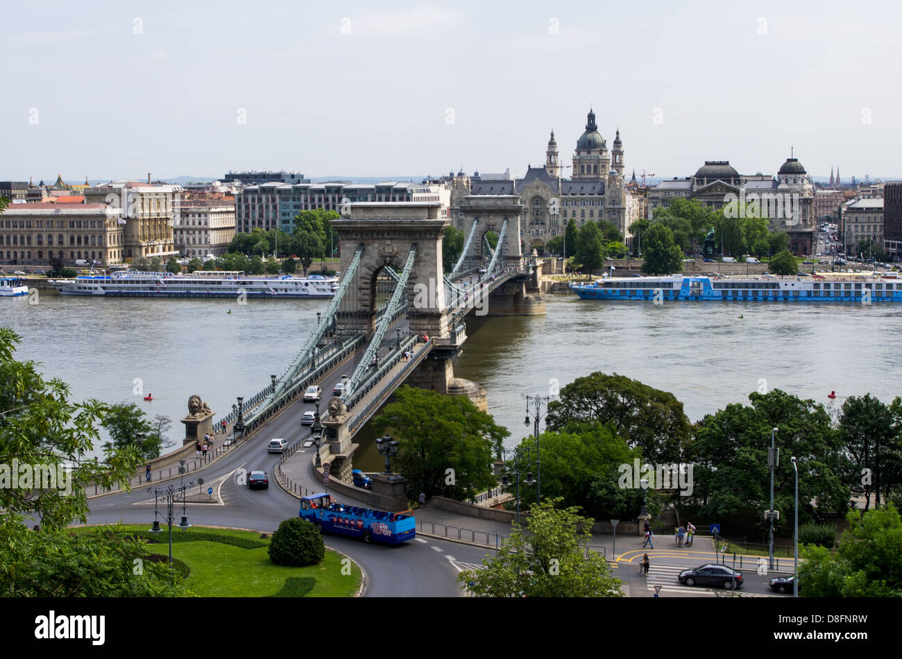 Ein Blick auf die Kettenbrücke über Fluss Donauufer in Budapest. Stockfoto