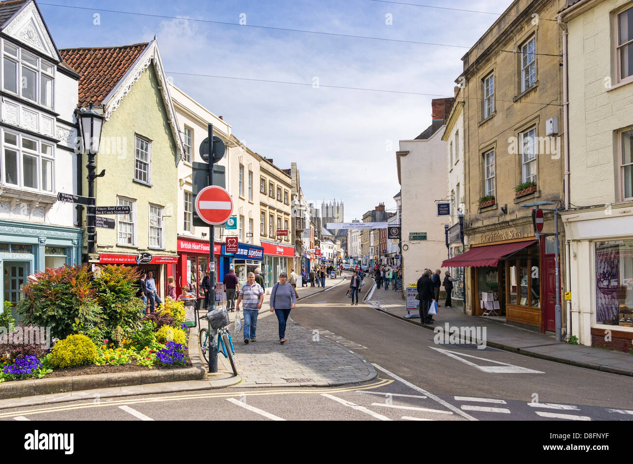 Szene der britischen High Street im Zentrum von Wells, Somerset, England, UK Stockfoto