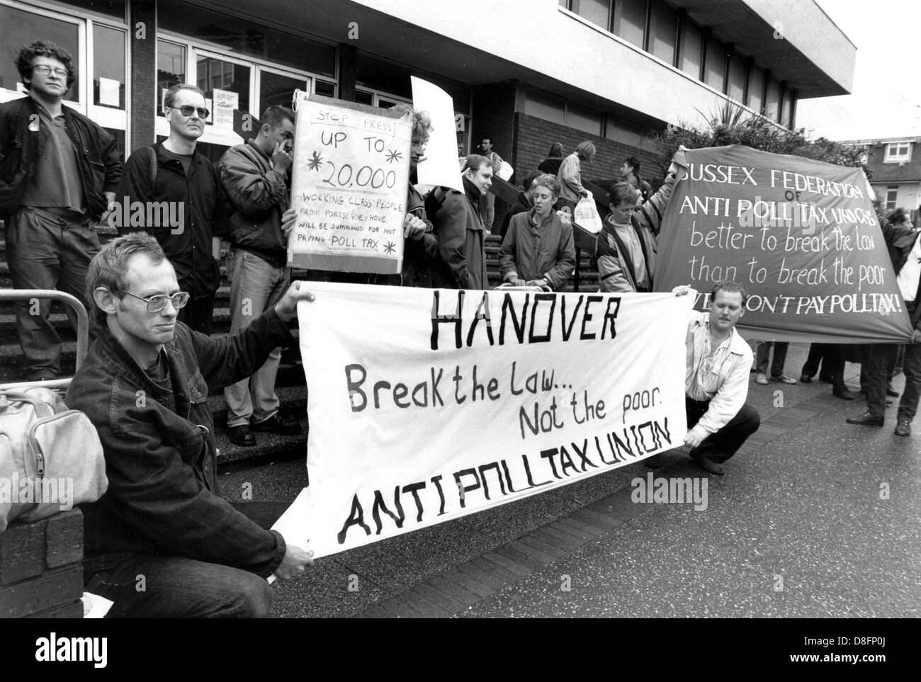 Anti-Kopfsteuer Demonstranten außerhalb Hove Court in 1990 UK Stockfoto