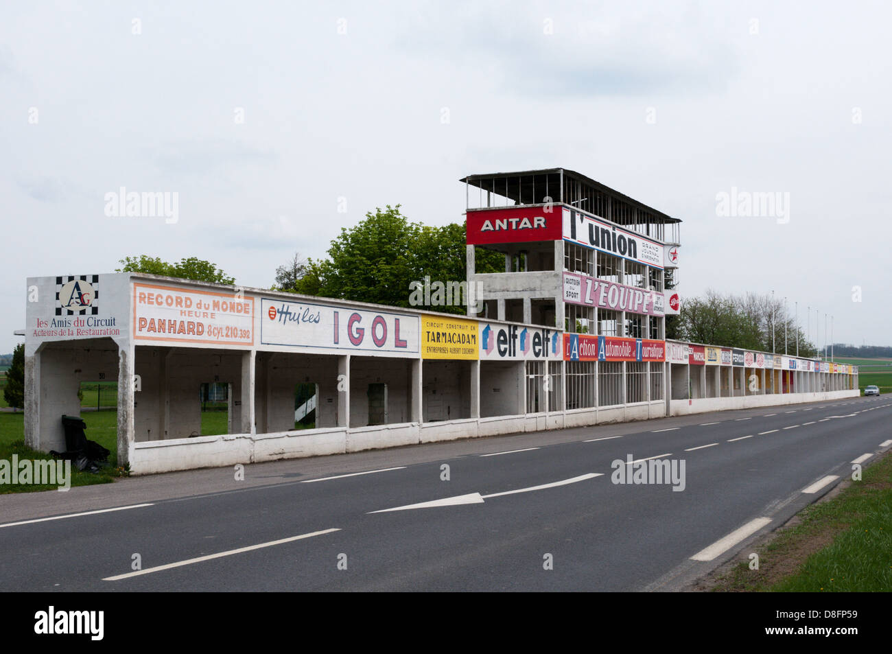 Die Überreste eines Teils des Reims-Gueux Racing Circuit in Nordfrankreich. Stockfoto