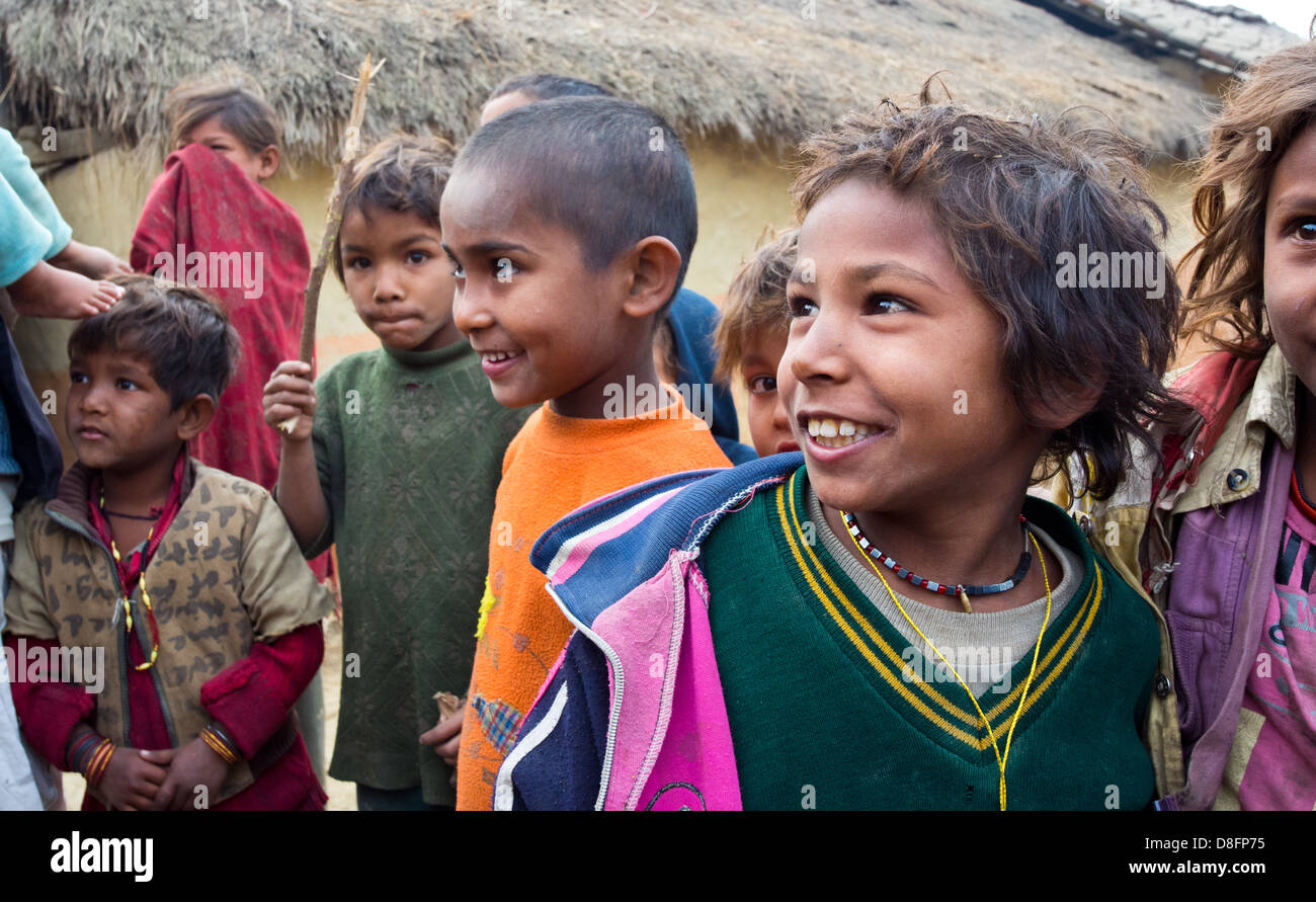 Lächelnde junge Kinder in einem kleinen Dorf in der Nähe von Nepalganj, Nepal Stockfoto