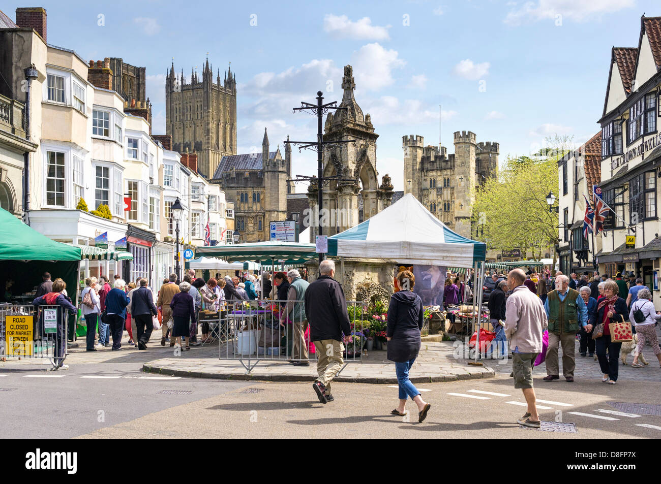 Market, UK - Centre of Wells, Somerset, England, Großbritannien mit Markt und Geschäften Stockfoto