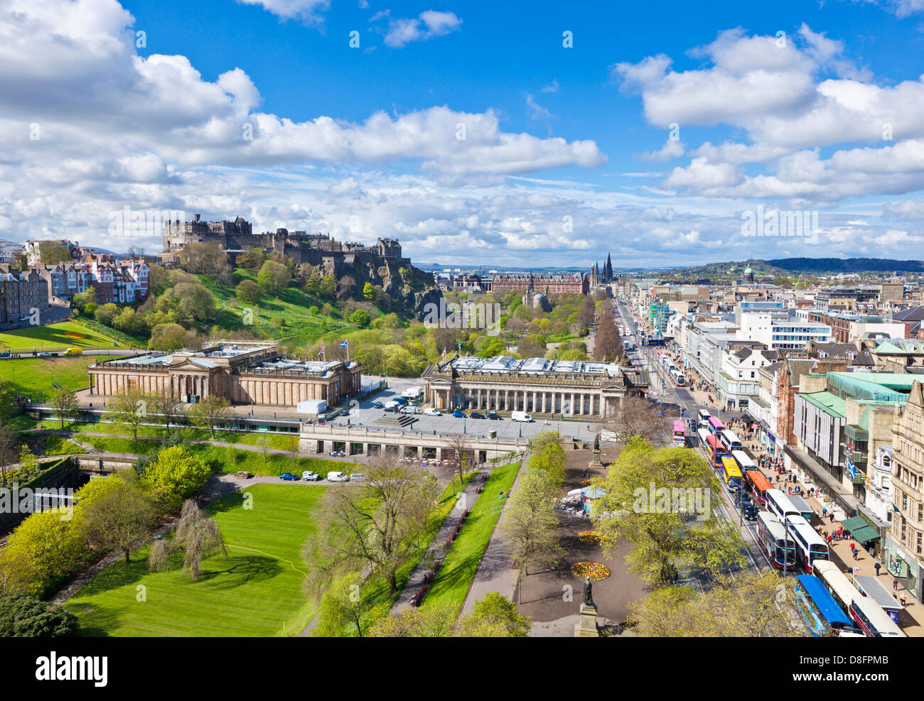 Skyline von Edinburgh mit dem Bus und Princes Street Edinburgh Stadtzentrum Edinburgh Midlothian Schottland Großbritannien GB EU Europa Stockfoto