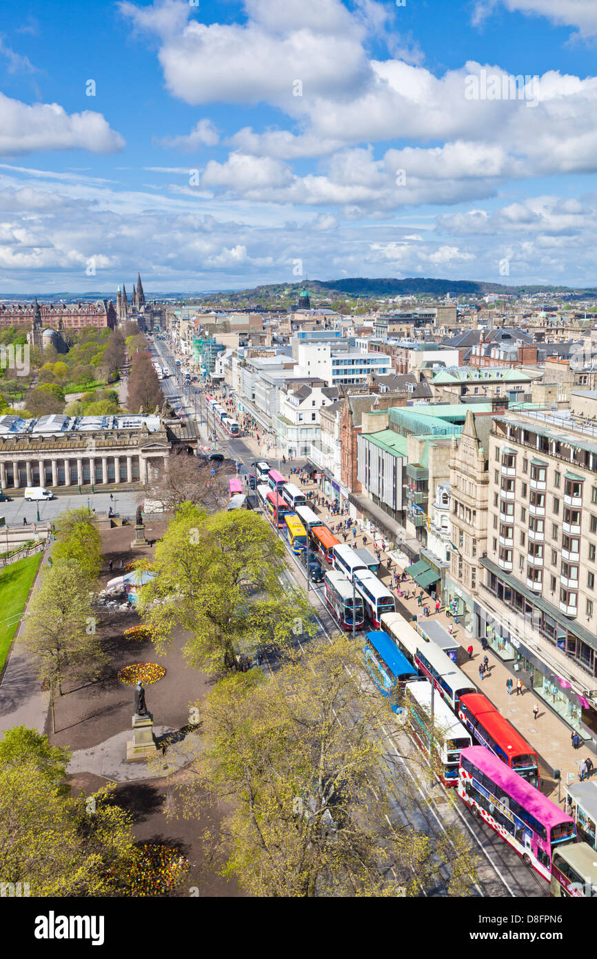 Blick auf den geschäftigen Verkehr auf der Princes Street Edinburgh Stadtzentrum vom Scott Monument in der Princes Street. Gardens Edinburgh Midlothian Schottland GB Stockfoto