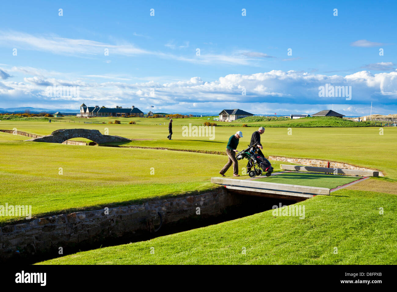 Der Royal and Ancient Golf Club of St Andrews Golf Course Swilken brennen Brücke Golfer St Andrews Fife Schottland Großbritannien GB EU Europa Stockfoto