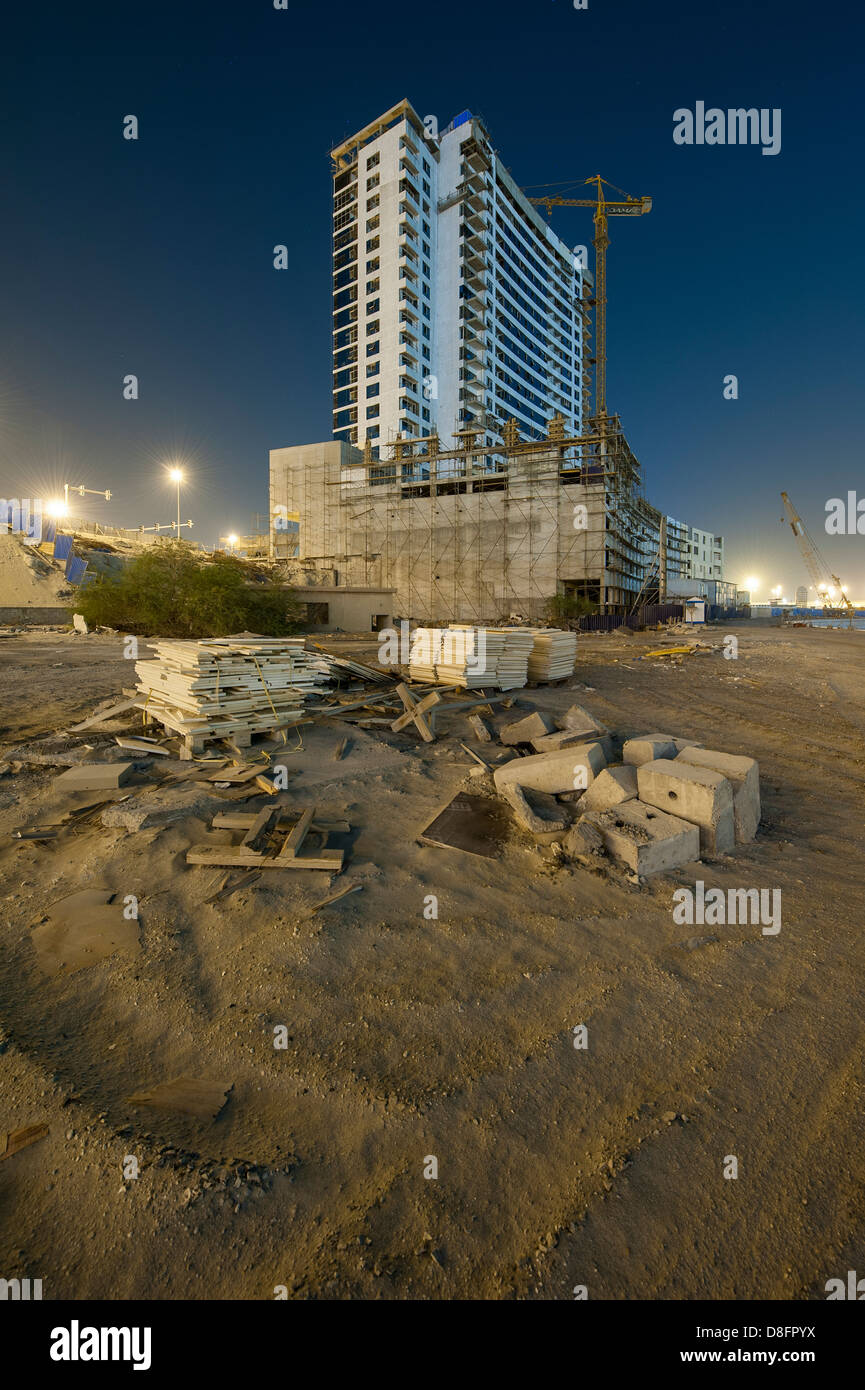 Baustelle eines Wolkenkratzers in Sports City in der Nacht, Dubai, Vereinigte Arabische Emirate Stockfoto