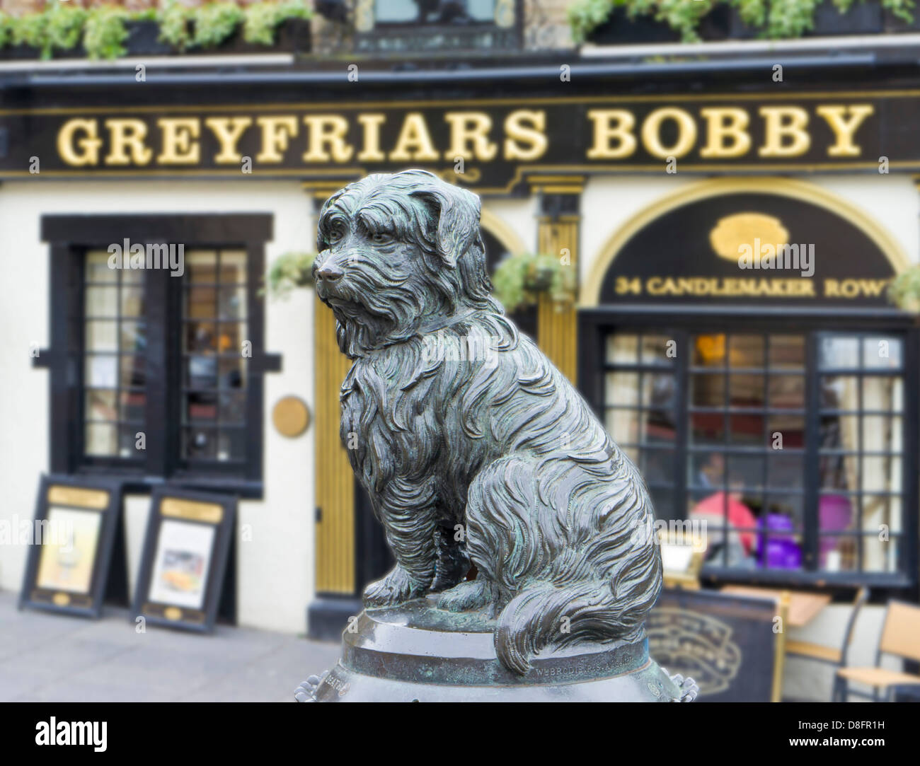 Greyfriars Bobby Denkmal liegt an der Ecke der Wachszieher Zeile und King George IV Bridge Edinburgh Schottland Großbritannien GB EU Europa Stockfoto