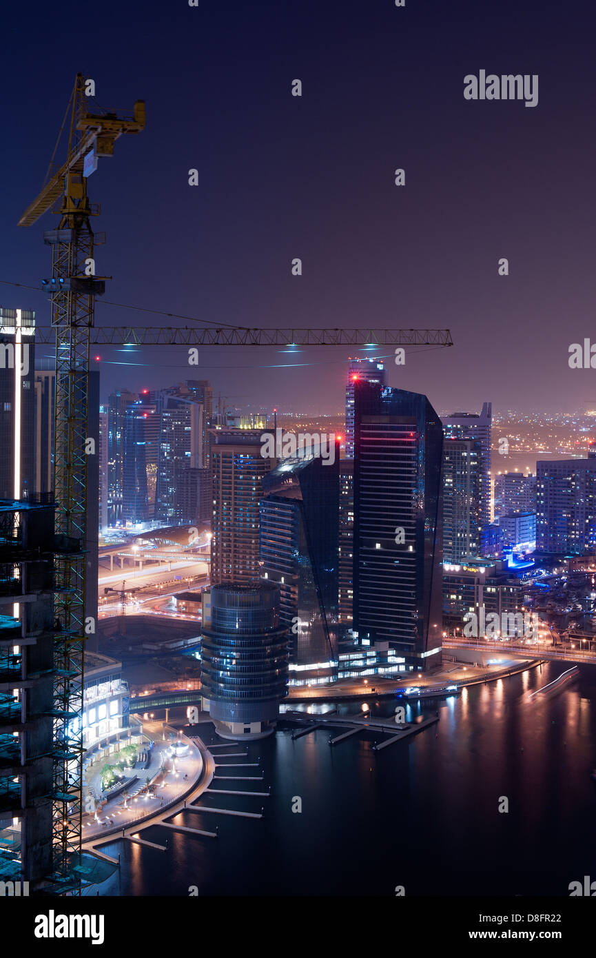 Kranich im Marina in der Nacht, Dubai, Vereinigte Arabische Emirate Stockfoto
