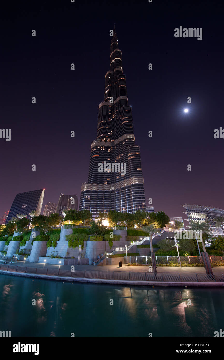 See und Burj Khalifa in der Nacht im Mondschein, Downtown Dubai, Vereinigte Arabische Emirate Stockfoto