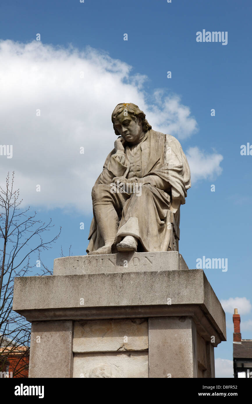 Statue des berühmten Samuel Johnson Dichter Essayist Moralist Literaturkritiker Herstellers von A Wörterbuch der englischen Sprache Stockfoto
