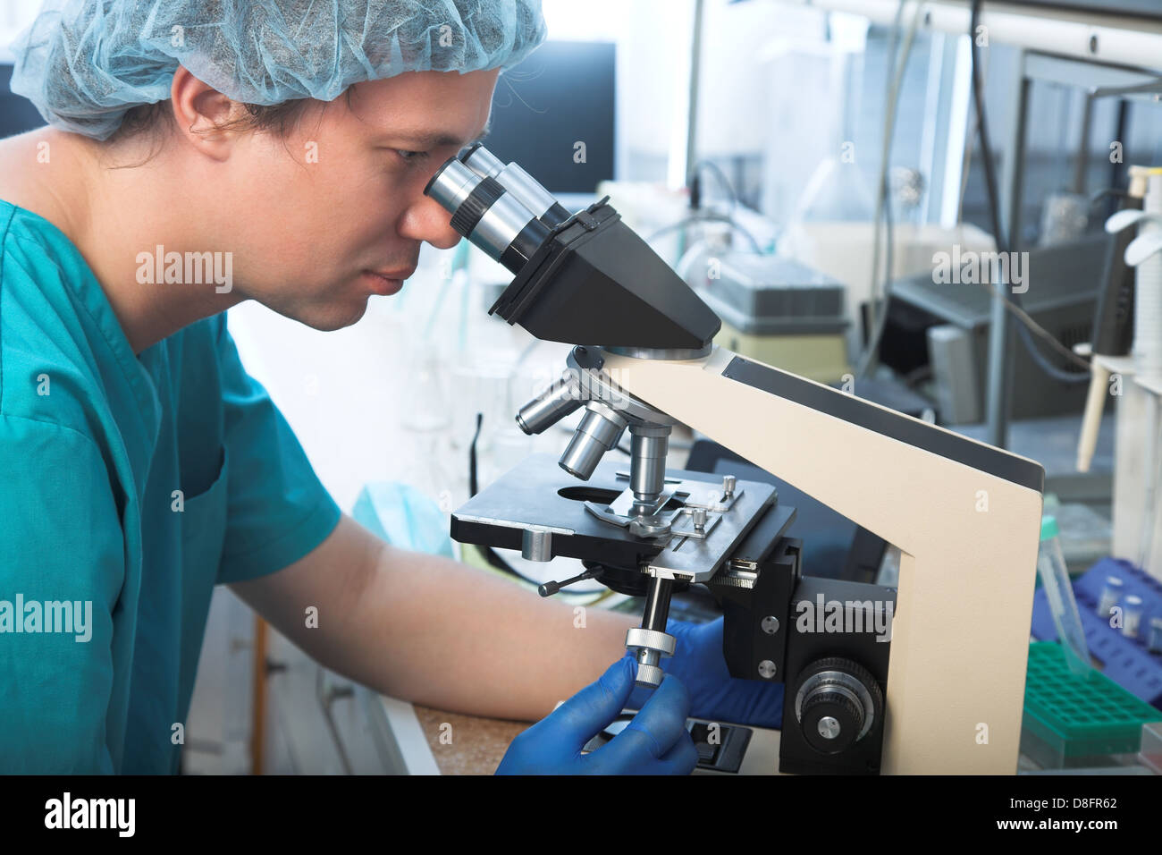 Forscher mit Mikroskop Stockfoto